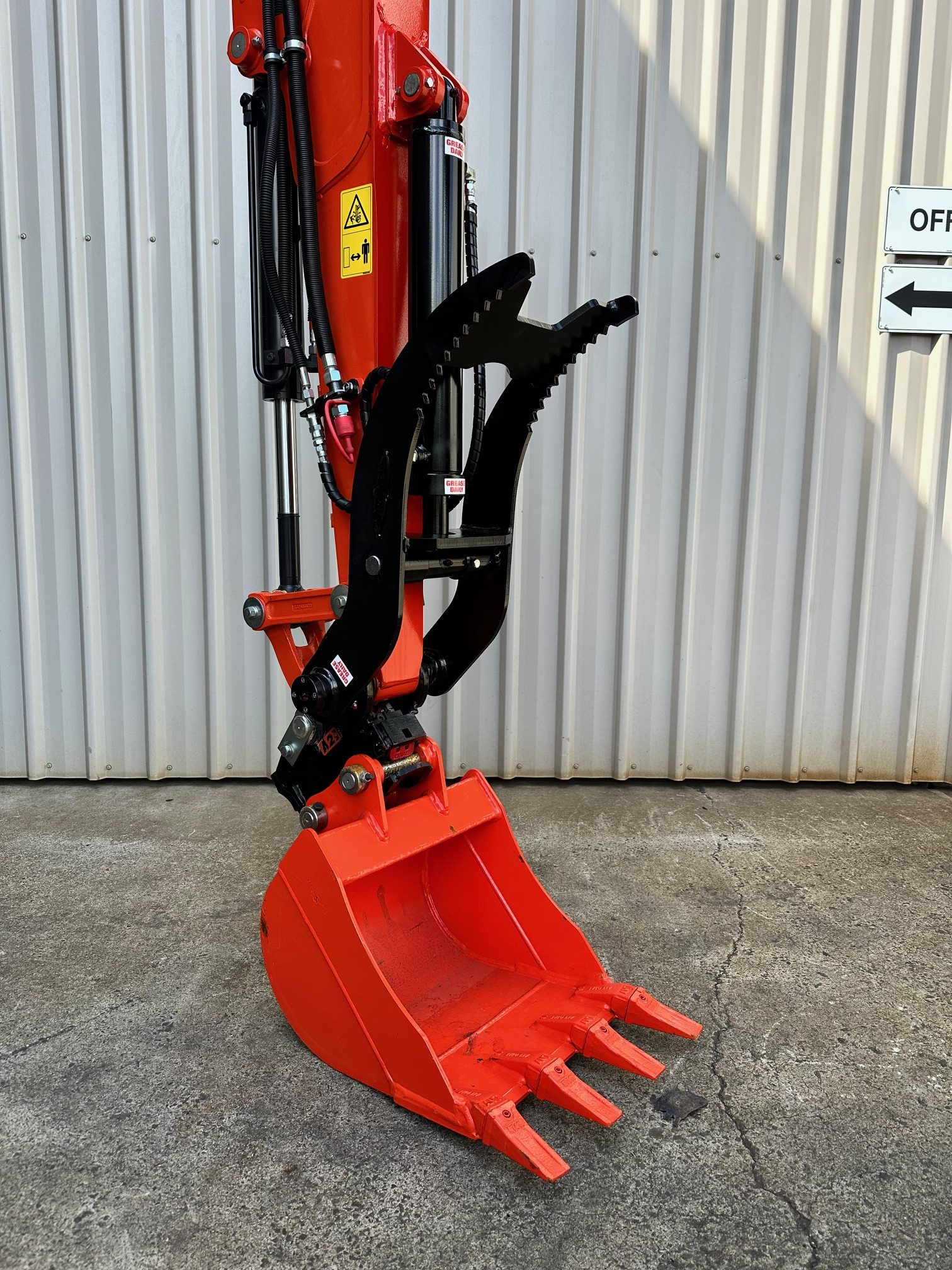 Hydraulic Thumb – Hitch Pivot Style - Image 11