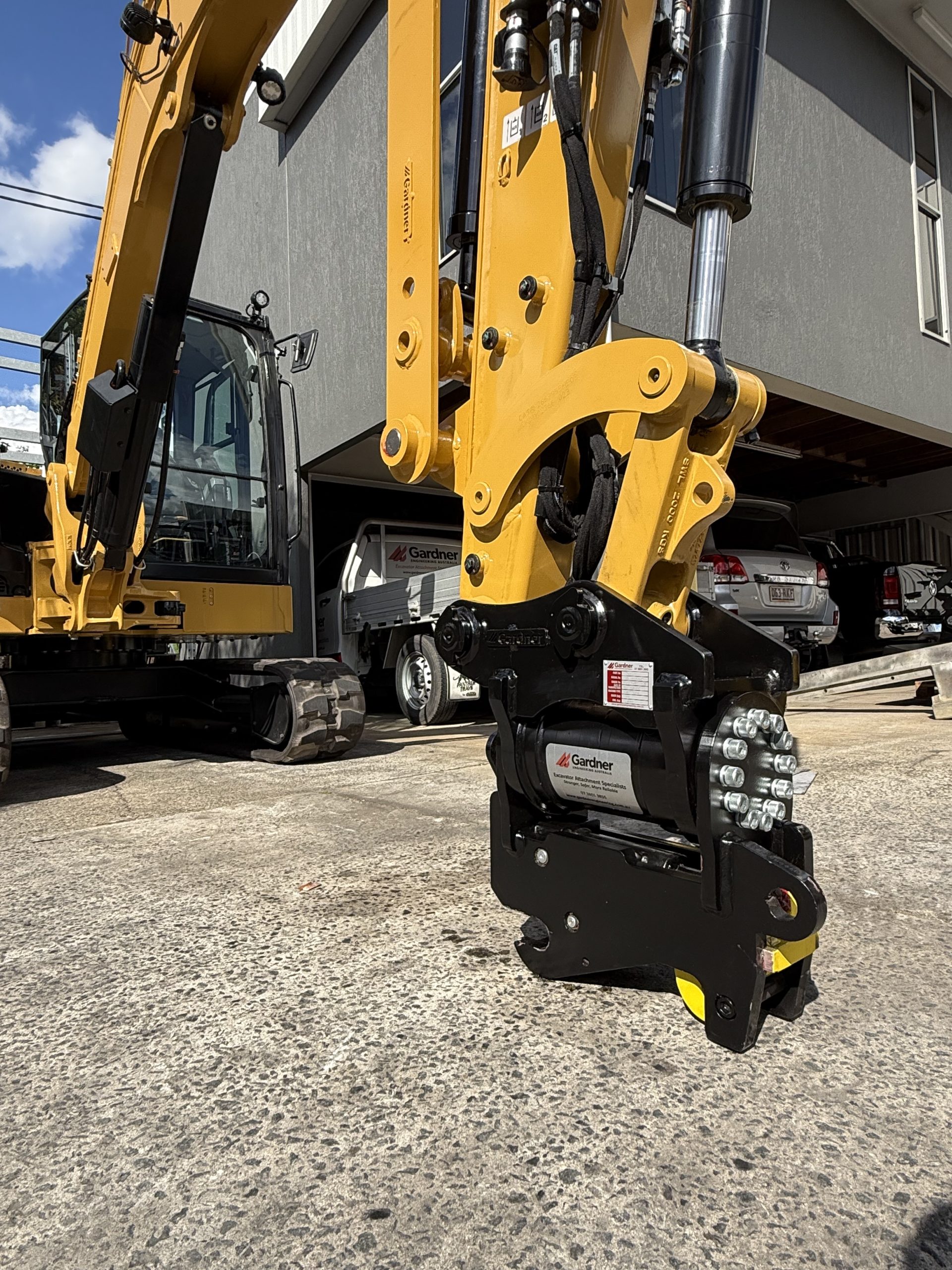 Tilting Auto-Lock Quick Hitches - Image 10